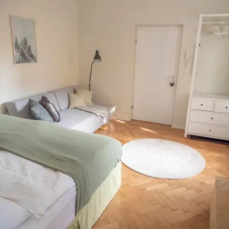 Апартаменти Gemuetliche In Geidorf Mit Garten- Grazer Dom-naehe By Interhome Грац