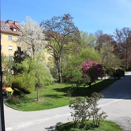 Gemuetliche In Geidorf Mit Garten- Grazer Dom-naehe By Interhome Грац